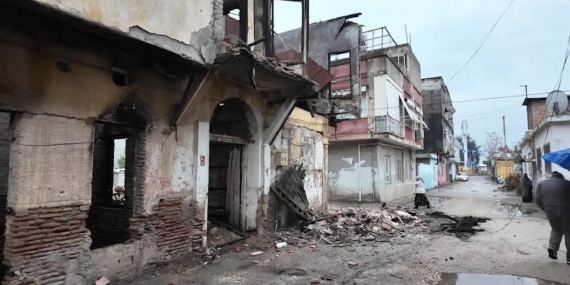 Metruk binanın bir bölümü gürültüyle yıkıldı: Mahalleli deprem sandı