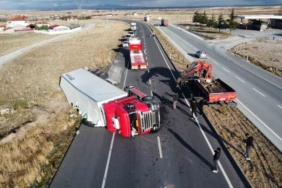 Meyve yüklü tır devrildi