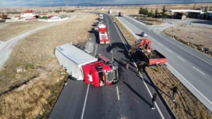 Meyve yüklü tır devrildi