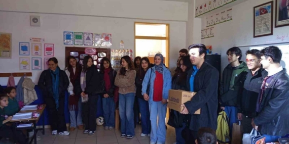 Milas Anadolu Lisesi’nden Fesleğen İlkokulu’na kitap desteği