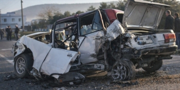 Milas’ta zincirleme kaza, Tofaş araç teneke kutu gibi ezildi