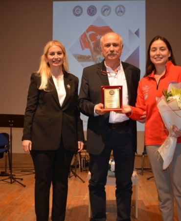 Milli yüzücü Bengisu, Ege Üniversitesinde başarı hikayesini anlattı