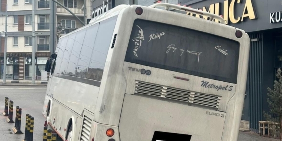 Minibüs caddedeki çukur yüzünden az kalsın devriliyordu