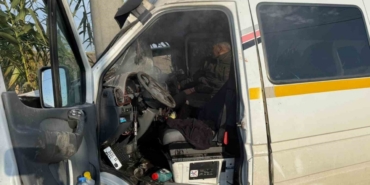 Minibüs elektrik direğine çarptı: 2 yolcu yaralandı