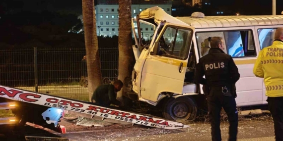 Minibüs refüje çıktı: Alkollü sürücü yaralandı