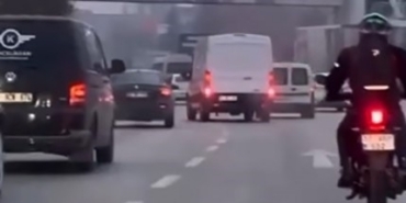 Minibüs sürücüsü makas atarak trafiği tehlikeye düşürdü