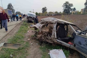 Minibüsle çarpışarak hurdaya dönen TOFAŞ’taki 2 kişi yaralandı