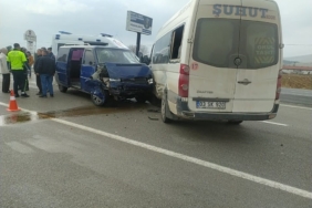 Minibüslerin çarpıştığı kazada 7 kişi yaralandı