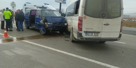 Minibüslerin çarpıştığı kazada 7 kişi yaralandı