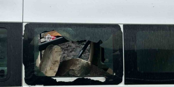 Minibüsün üzerine dev kayalar düştü, 3 kişi şans eseri kurtuldu