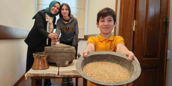 Minik eller taş değirmende buğday öğüttü, zeytin kurdu