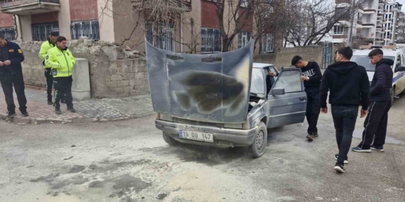 Motor kısmı tutuşan otomobili yanmaktan itfaiye kurtardı