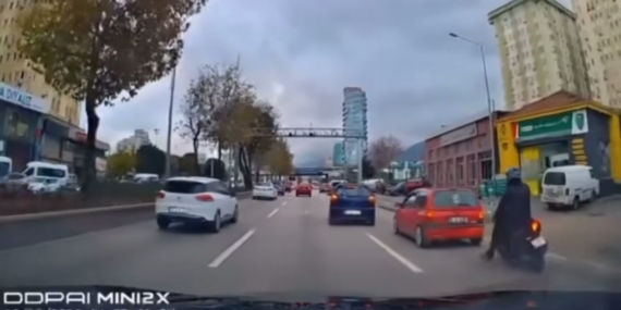 Motorcunun ölümden döndüğü anlar kamerada