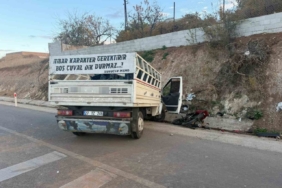 Motosiklet ile kamyonet çarpıştı: 1 ölü