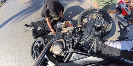 Motosiklet sürücüsü kaskı sayesinde yara almadan kurtuldu