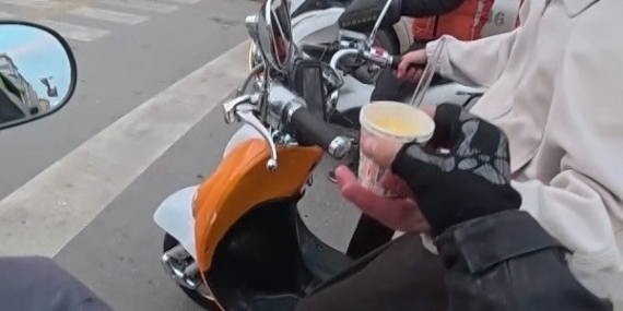 Motosikleti ile trafikte boza ikramı