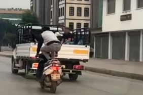 Motosikleti önce çömelerek, sonra yatarak sürdü