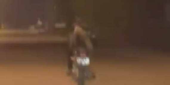 Motosikleti yatarak kullanıp trafiği tehlikeye sokan sürücüye 21 bin lira ceza