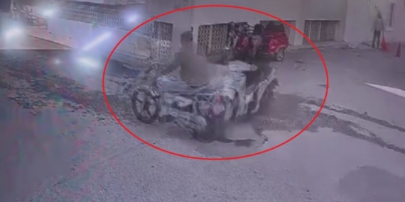 Motosikletlerin kafa kafaya çarpıştığı anlar kameraya yansıdı