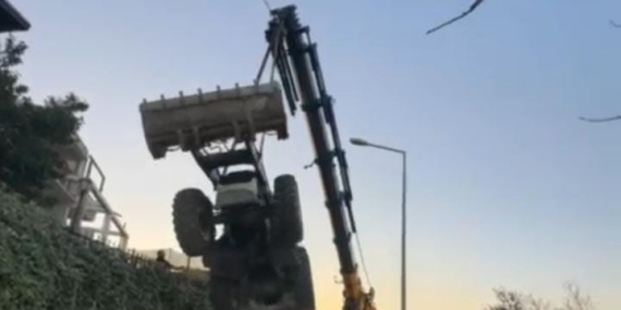Mudanya’da kepçenin vinçten düştüğü anlar kameraya yansıdı