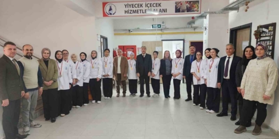 Müdür Yılmaz, uluslararası yemek yarışmasında dereceye giren öğrencileri ziyaret etti
