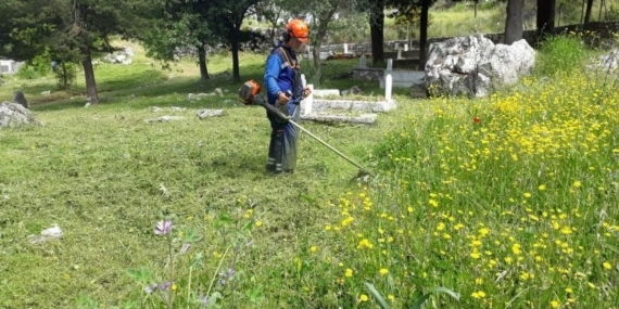 Muğla’da mezarlıklarda temizlik ve bakım çalışmaları aralıksız sürüyor