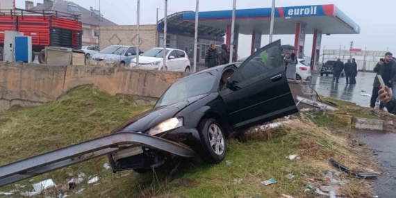 Muş-Bitlis kara yolunda 2 otomobil çarpıştı: 3 yaralı
