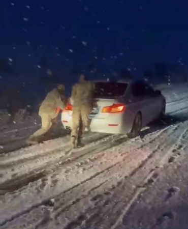 Muş-Bulanık yolunda ulaşıma kar engeli: Jandarma ekipleri rampada mahsur kalan araçları tek tek kurtardı