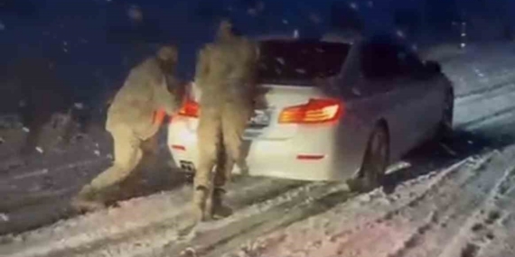 Muş-Bulanık yolunda ulaşıma kar engeli: Jandarma ekipleri rampada mahsur kalan araçları tek tek kurtardı