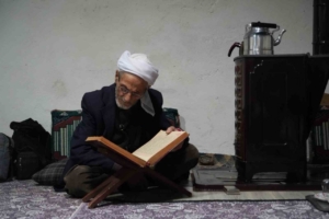 Muş’ta 86 yaşındaki Rüstem dede 50 yıldır sadece çay ve gofretle yaşamını sürdürüyor