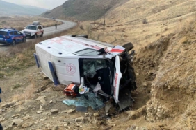 Muş’ta ambulans devrildi: 3 yaralı