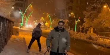 Muş’ta kar eğlenceye dönüştü: İstasyon Caddesi’nde kayak keyfi