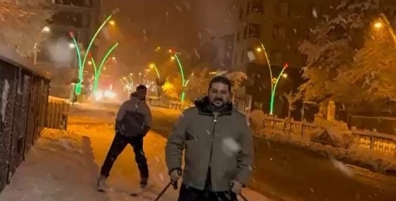 Muş’ta kar eğlenceye dönüştü: İstasyon Caddesi’nde kayak keyfi