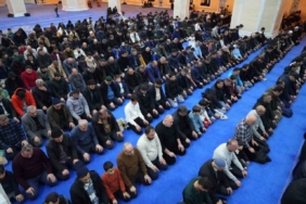 Muş’ta Regaip Kandili’nde vatandaşlar camilere akın etti