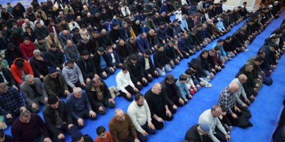 Muş’ta Regaip Kandili’nde vatandaşlar camilere akın etti