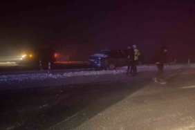 Muş’ta sis ve buzlanma kazaya neden oldu: Otomobil refüje çarptı