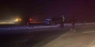 Muş’ta sis ve buzlanma kazaya neden oldu: Otomobil refüje çarptı