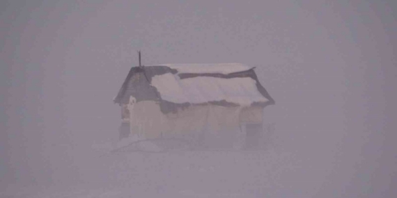 Muş’ta sis ve gün batımı kartpostallık manzara oluşturdu