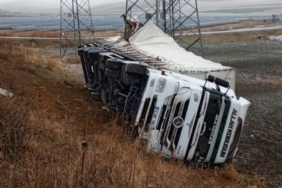 Muş’ta tır şarampole yuvarlandı