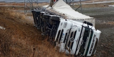 Muş’ta tır şarampole yuvarlandı