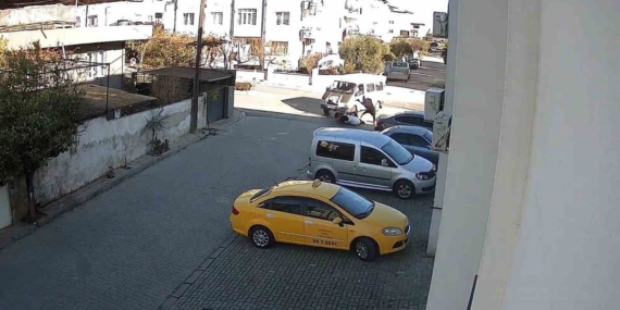 Nazilli’de minibüs önce motosiklete ardından park halindeki araçlara çarptı: 1 yaralı