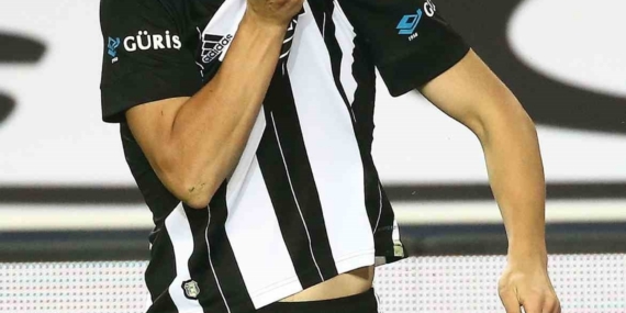 Necip Uysal: "Kariyerime bu forma altında nokta koyacağım"