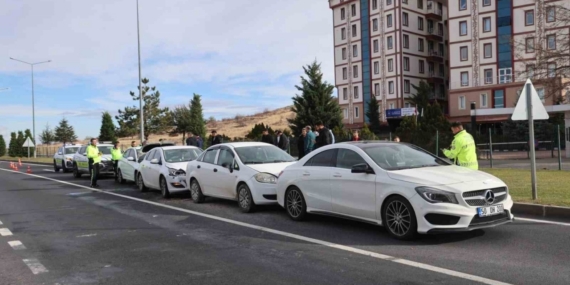 Nevşehir’de 4 otomobil birbirine girdi: 2 yaralı