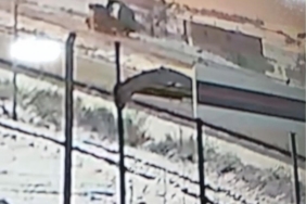 Nevşehir’de kayganlaşan yolda şarampole devrilen tır kameralara yansıdı