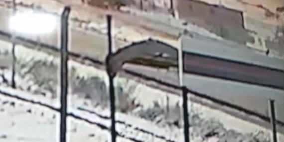 Nevşehir’de kayganlaşan yolda şarampole devrilen tır kameralara yansıdı