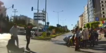 O anlar kamerada: Kırmızı ışıkta geçen otomobil motosikletliye çarptı
