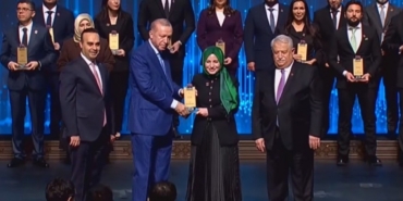 Ödülünü Cumhurbaşkanın elinden aldı