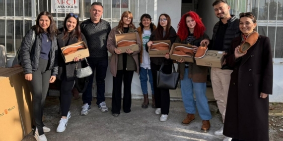 Öğrenciler babalarına ayakkabı yaptı