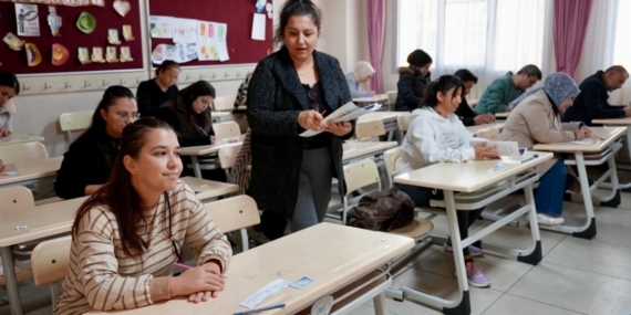 Öğrenciler dışarıda, veliler sınavda