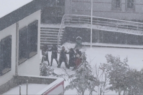 Öğrenciler karın keyfini okul hoparlöründen çalınan oyun havasıyla çıkardı